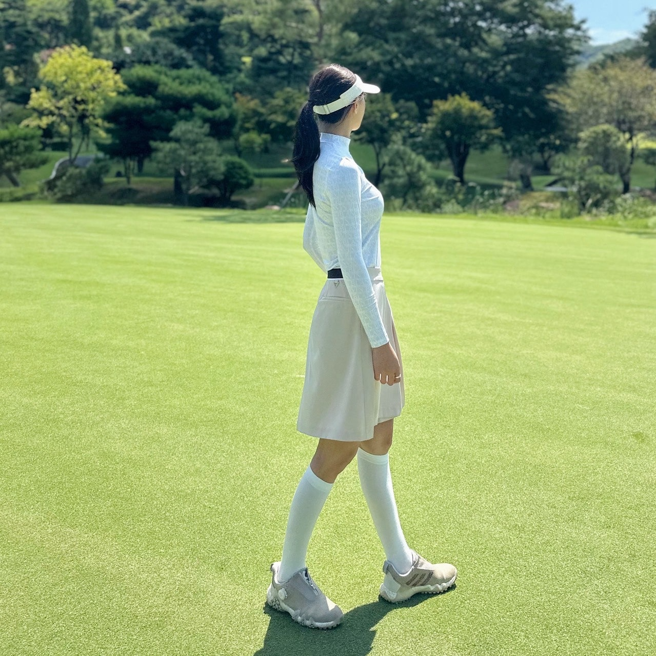 랑방블루-상의-국내배송 로고 프린티드 모크넥 탑 (WOMEN)