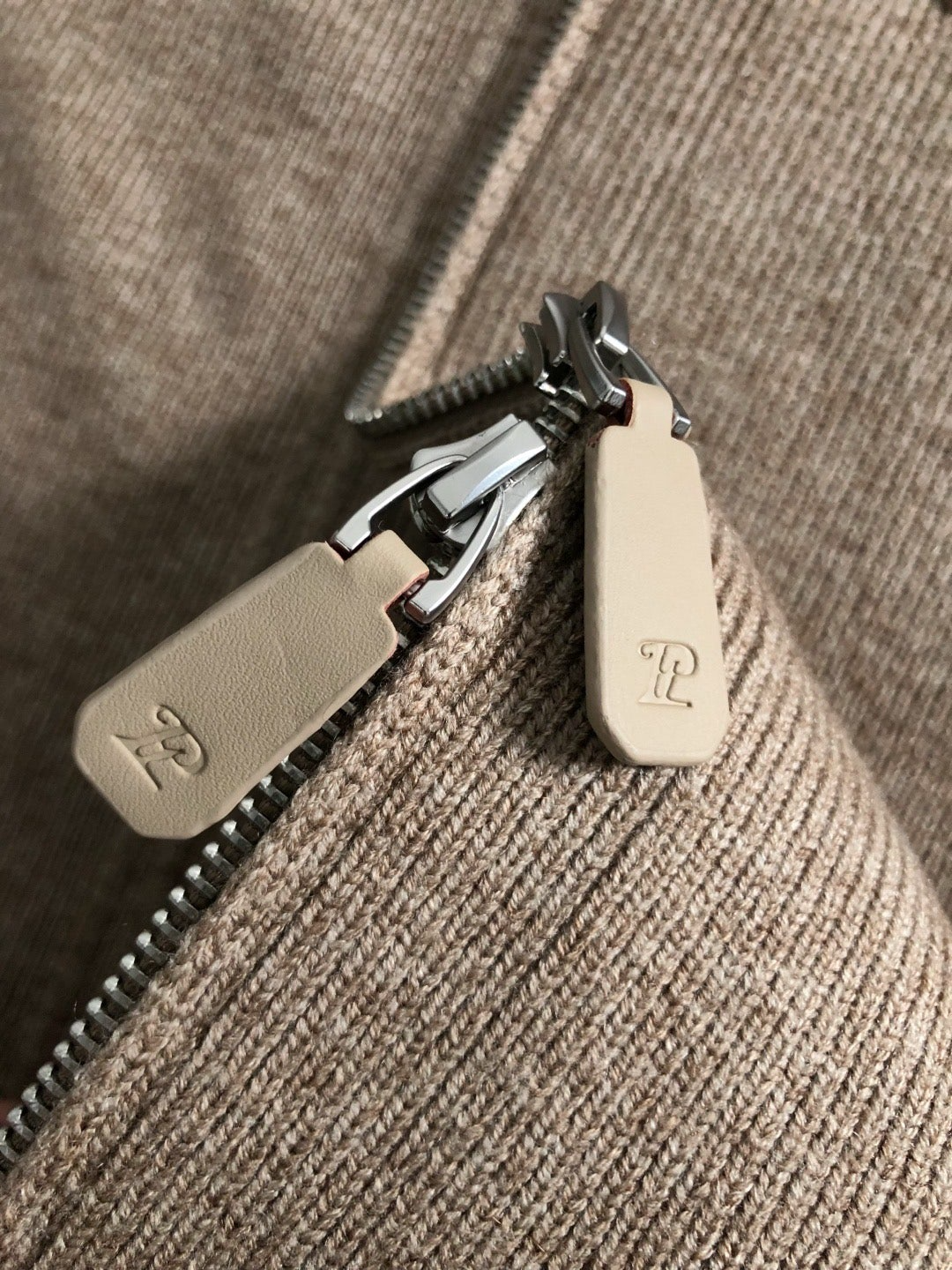 로로피아나-상의-국내배송 스티치 배색양모 하이넥 집업가디건