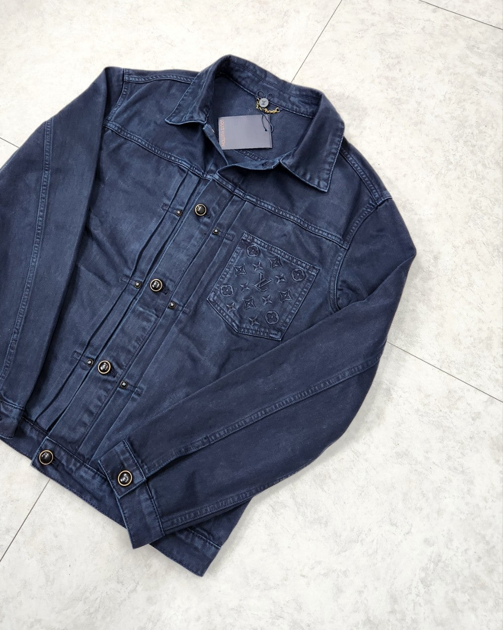 루이비통-상의-국내배송 가먼트 다이드 데님 트러커 재킷