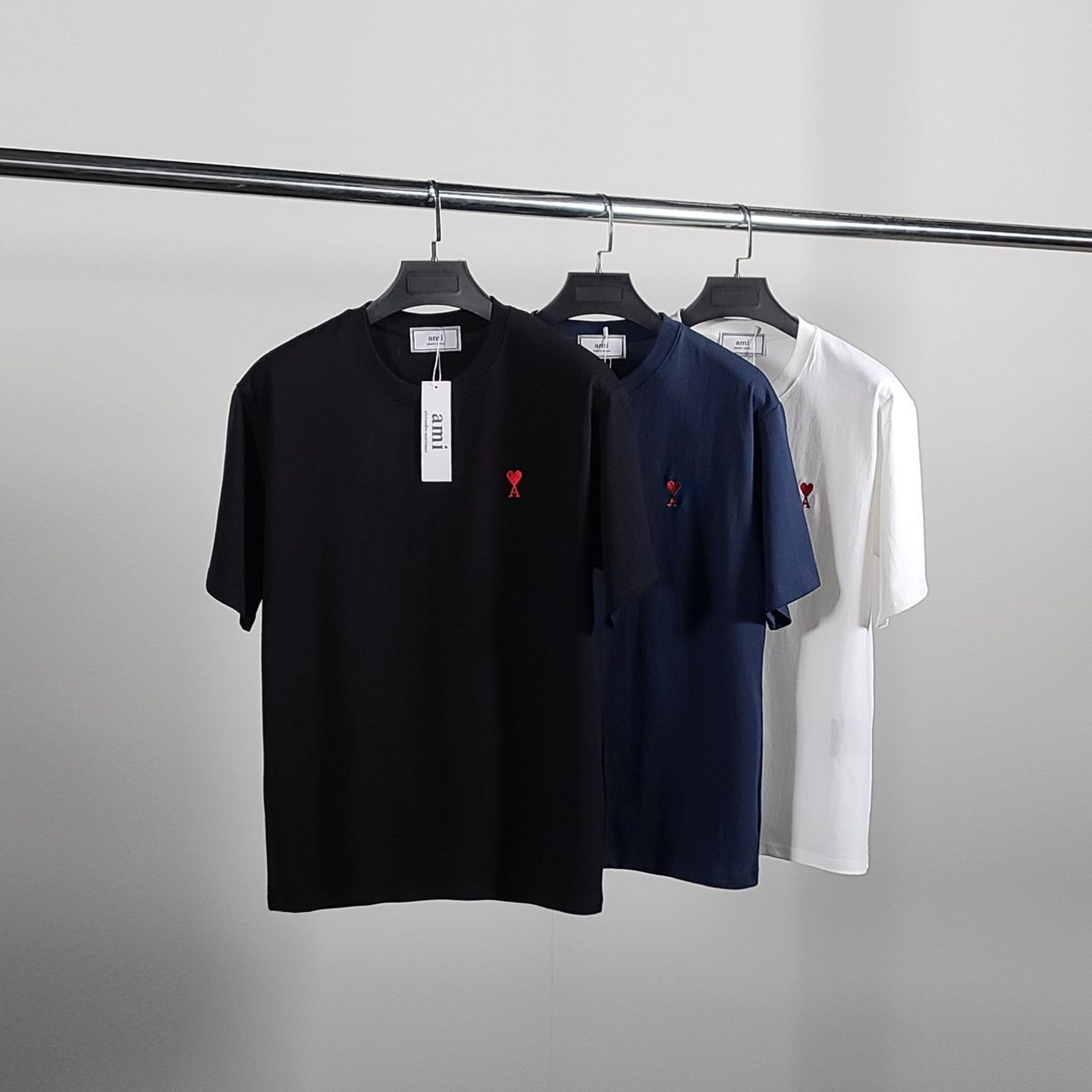 아디다스-상의-국내배송 스몰하트자수 코튼 반팔티