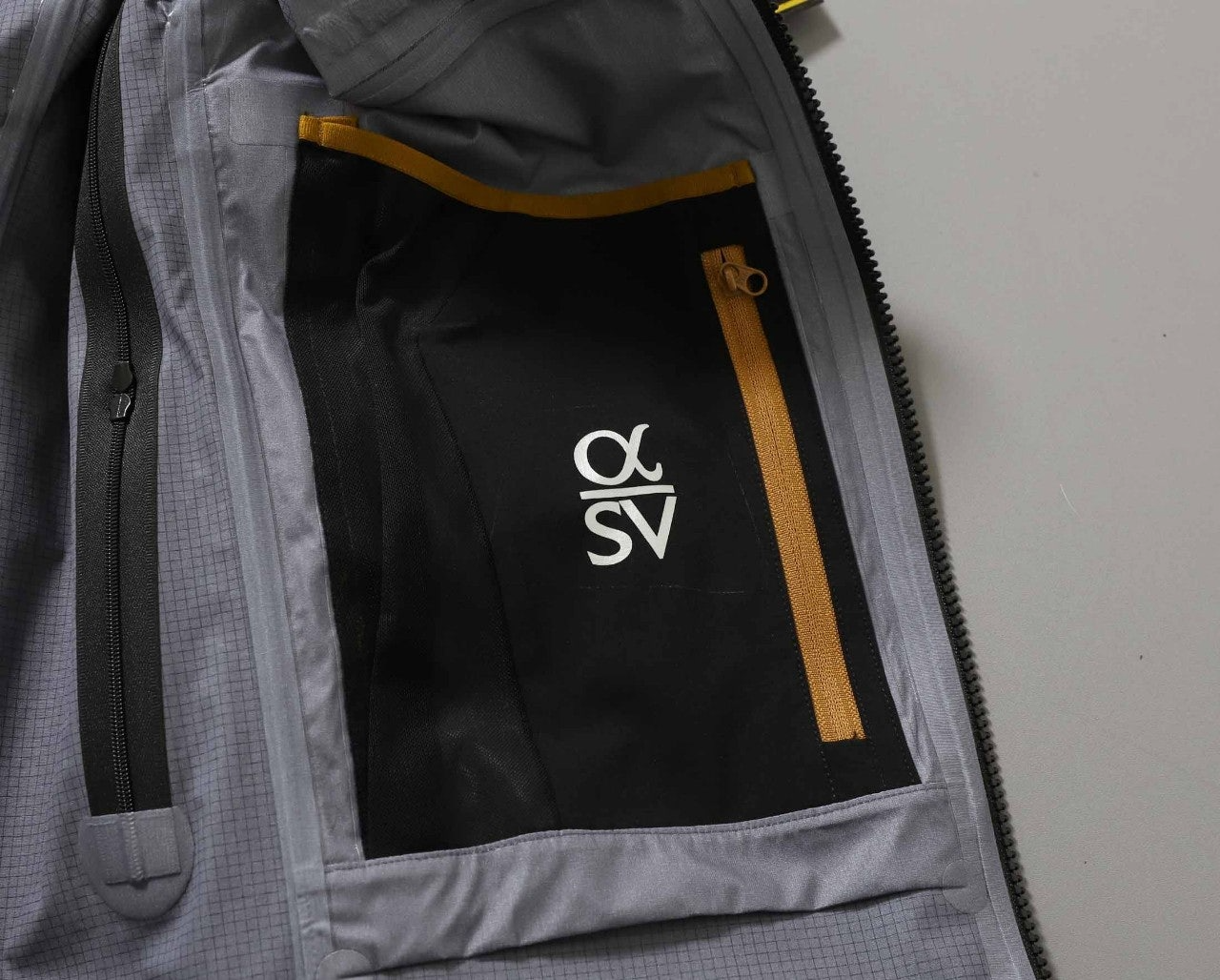 아크테릭스-상의-국내배송 2025 fw알파 sv GORE-TEX 재킷