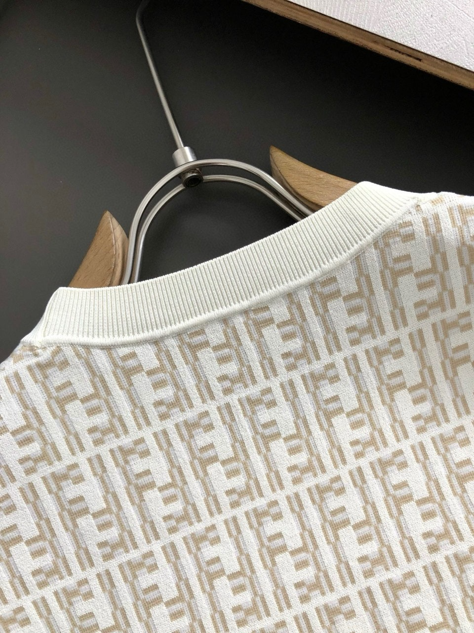 펜디-상의-국내배송 배색 자가드 쿨니트 라운드티