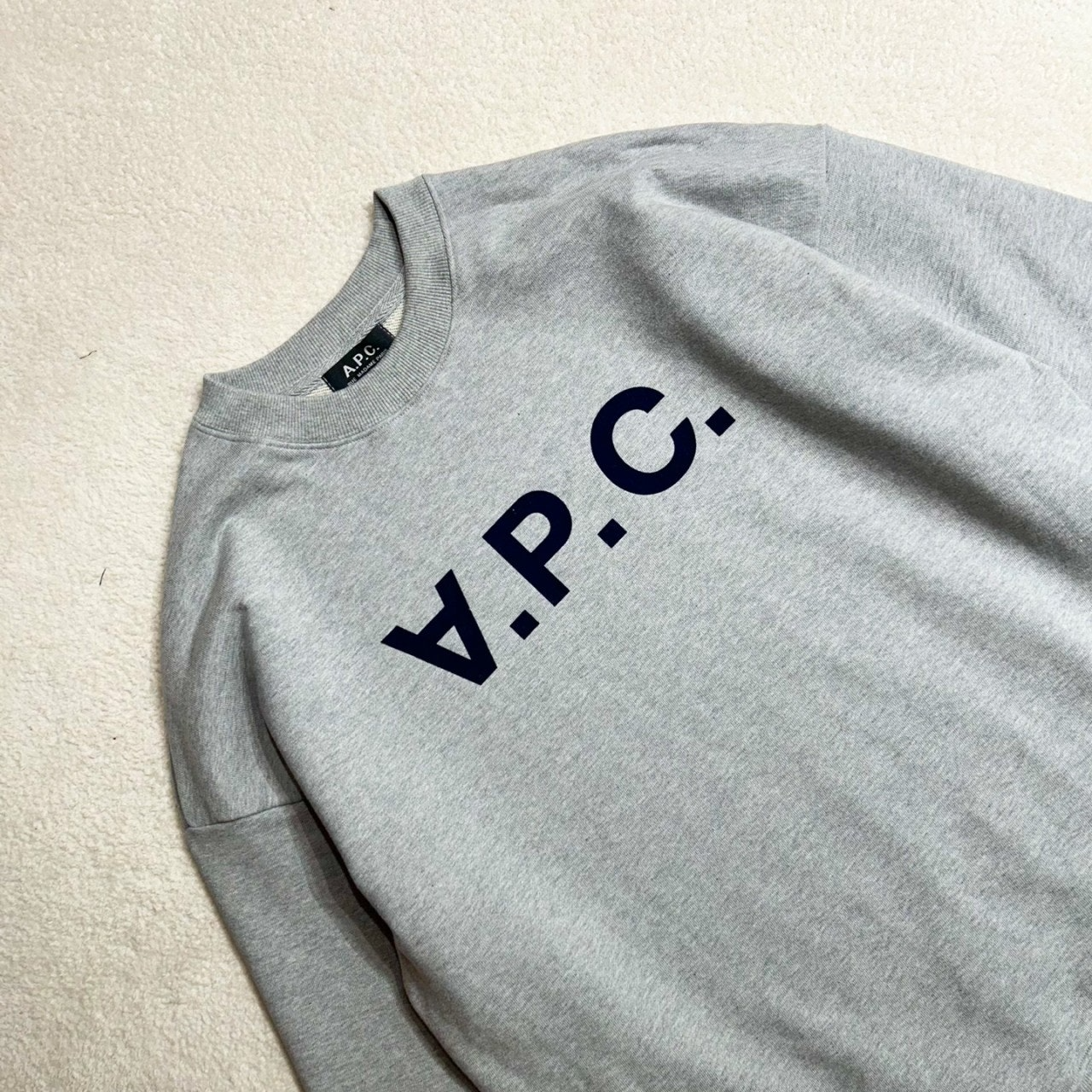 아페쎄-상의-국내배송 VPC 벨벳 로고 맨투맨