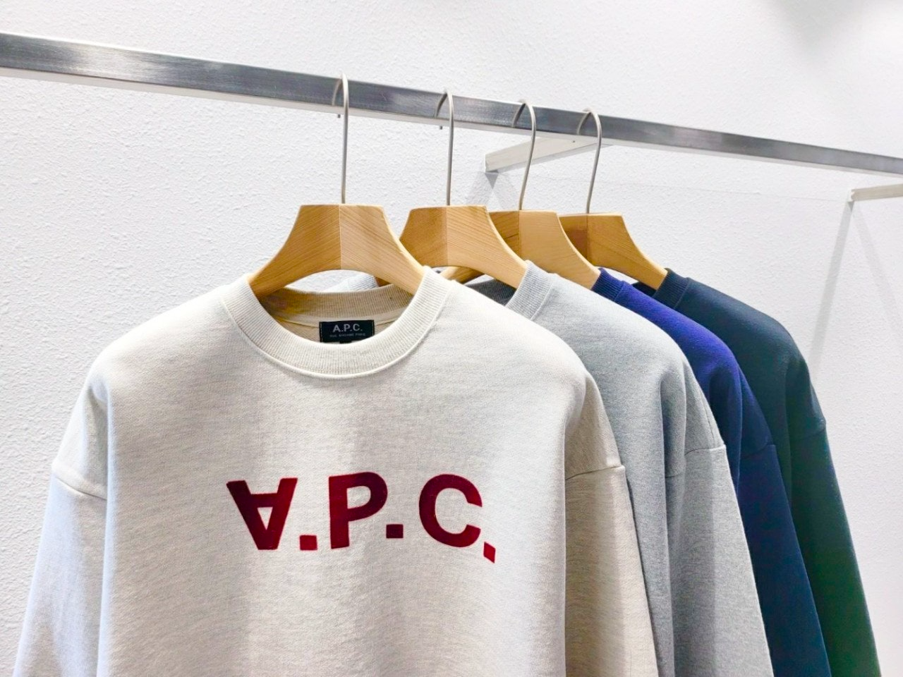 아페쎄-상의-국내배송 VPC 벨벳 로고 맨투맨