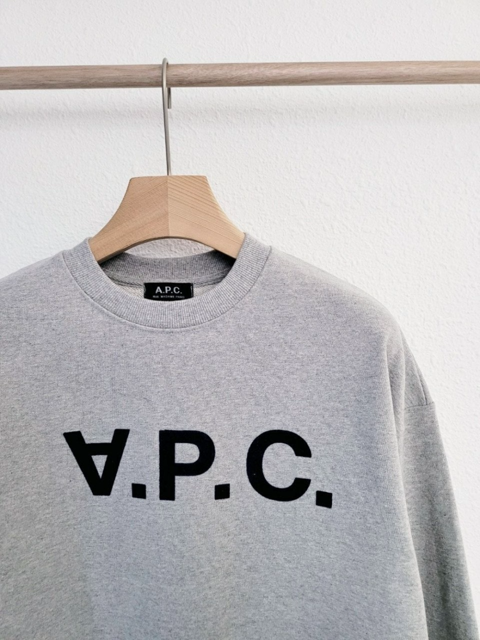 아페쎄-상의-국내배송 VPC 벨벳 로고 맨투맨