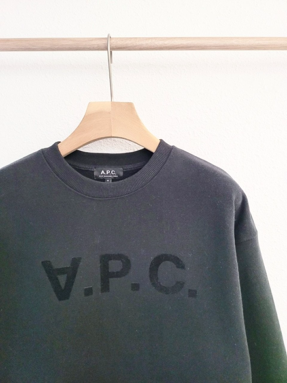 아페쎄-상의-국내배송 VPC 벨벳 로고 맨투맨