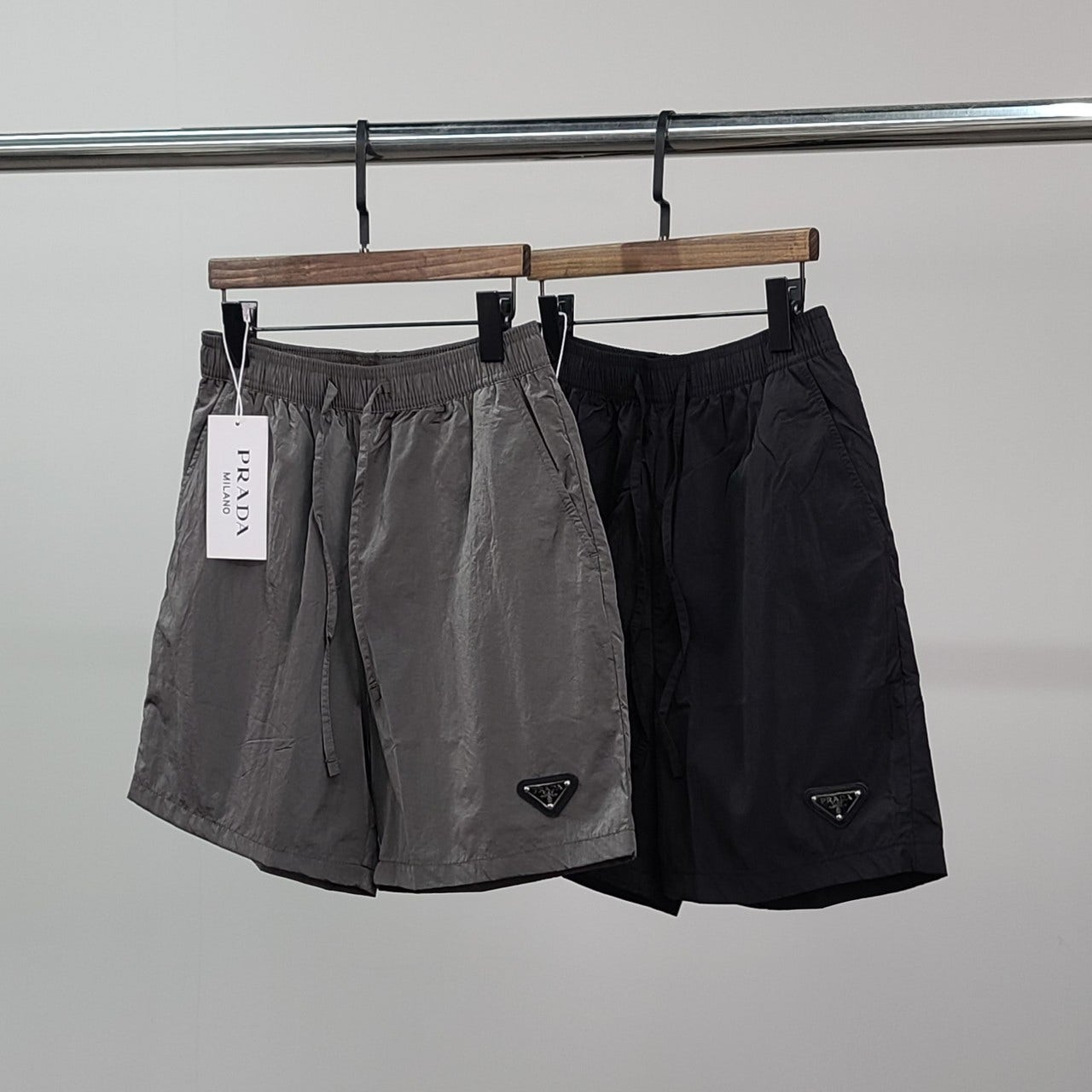 프라다-하의-국내배송 로고와펜 메탈 나일론 5부 팬츠