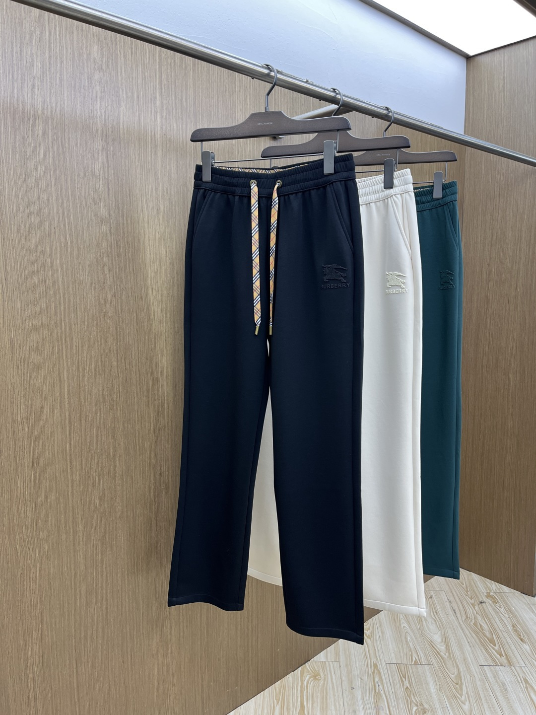 버버리-하의-해외배송 엠보 일자 팬츠