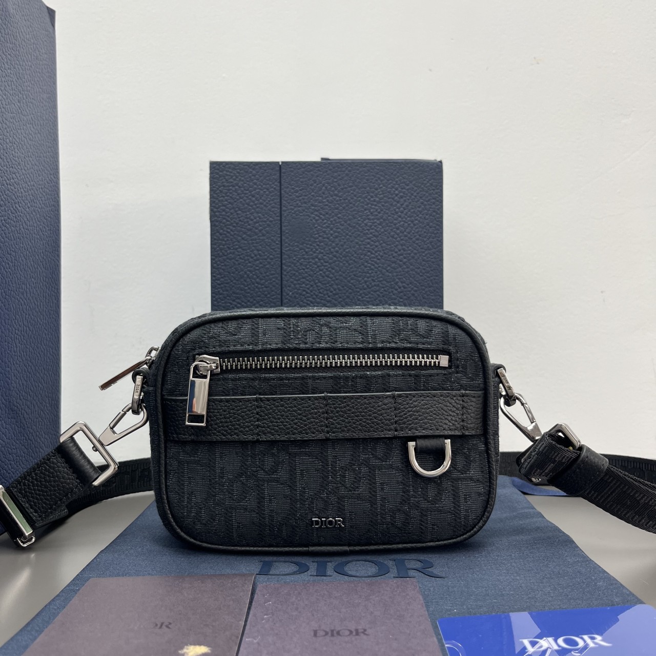 디올 오블리크 사파리 메신저백