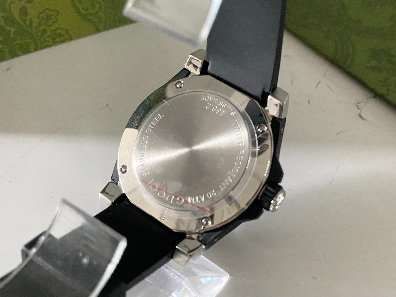 구찌-시계-국내배송 다이브 아날로그 쿼츠 블랙 다이얼 블랙 40mm