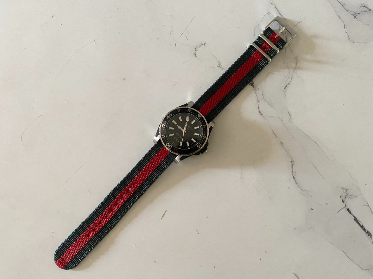구찌-시계-국내배송 다이브 아날로그 쿼츠 블랙 다이얼 블랙 40mm