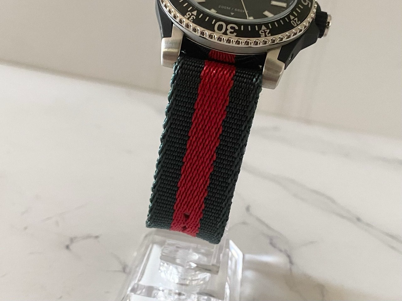 구찌-시계-국내배송 다이브 아날로그 쿼츠 블랙 다이얼 블랙 40mm