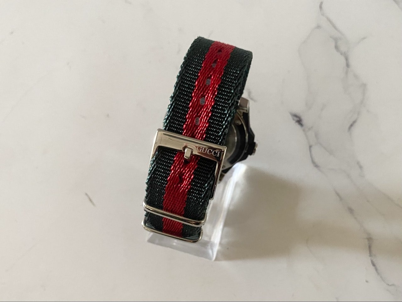 구찌-시계-국내배송 다이브 아날로그 쿼츠 블랙 다이얼 블랙 40mm