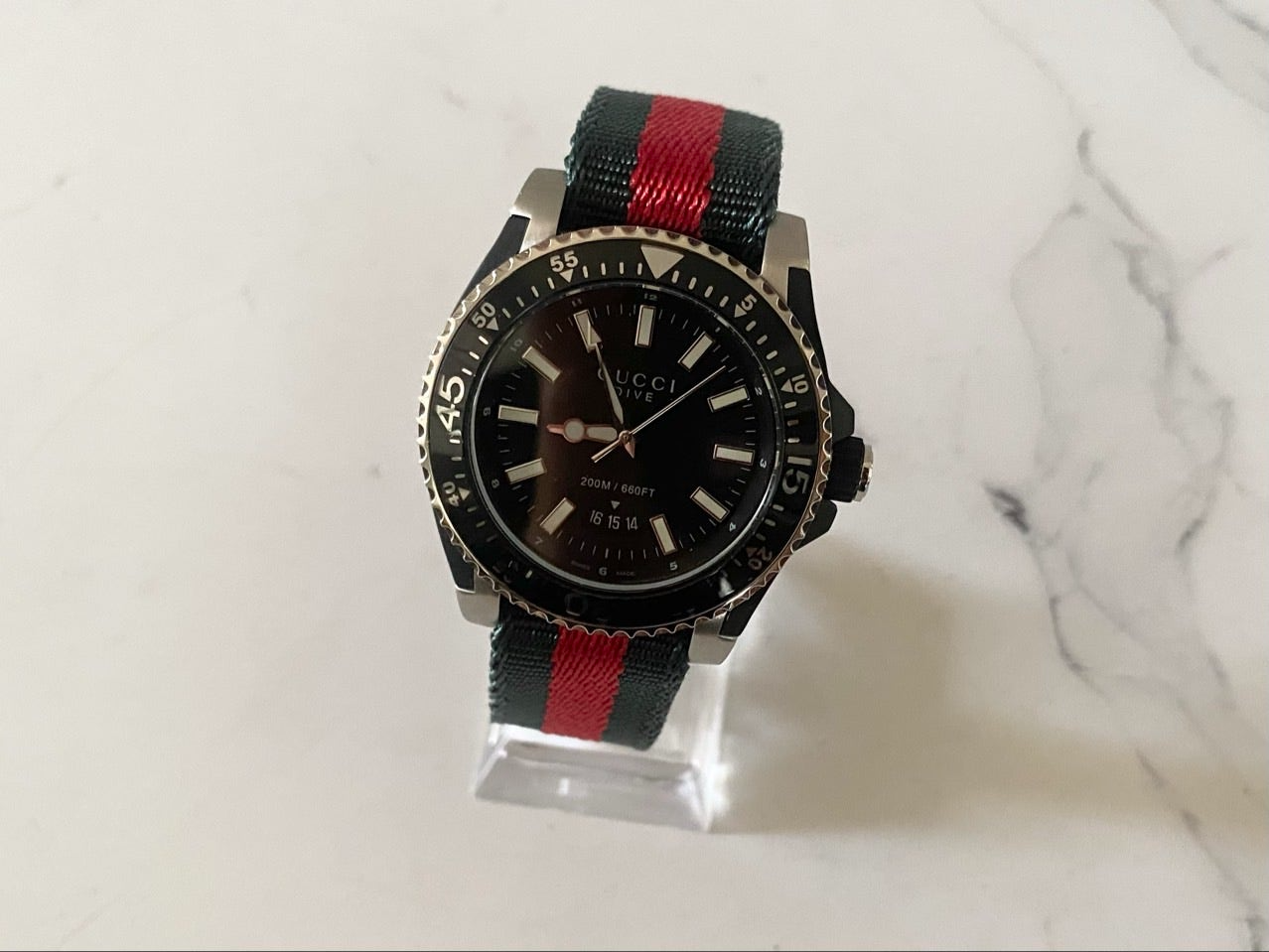 구찌-시계-국내배송 다이브 아날로그 쿼츠 블랙 다이얼 블랙 40mm