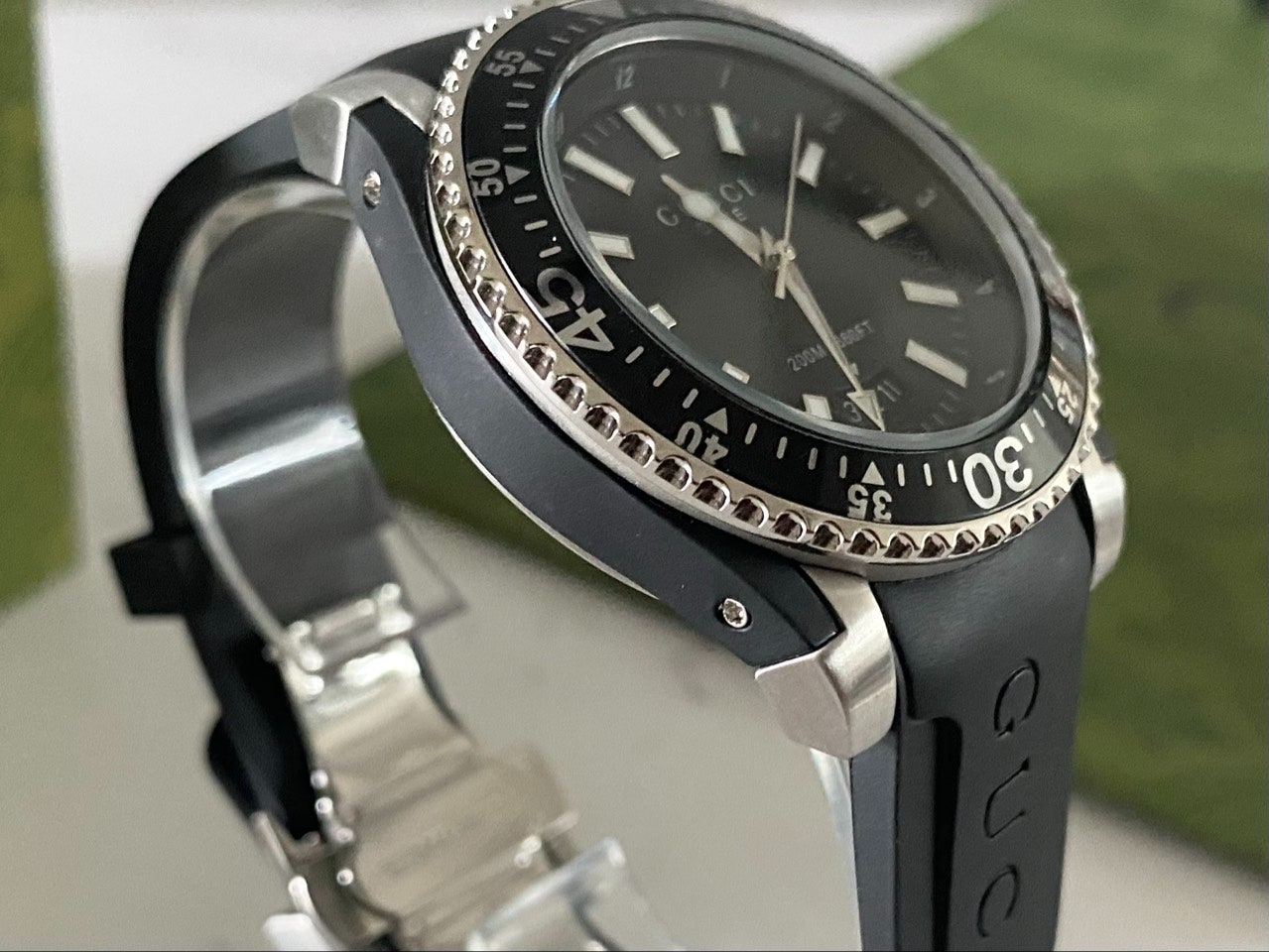 구찌-시계-국내배송 다이브 아날로그 쿼츠 블랙 다이얼 블랙 40mm