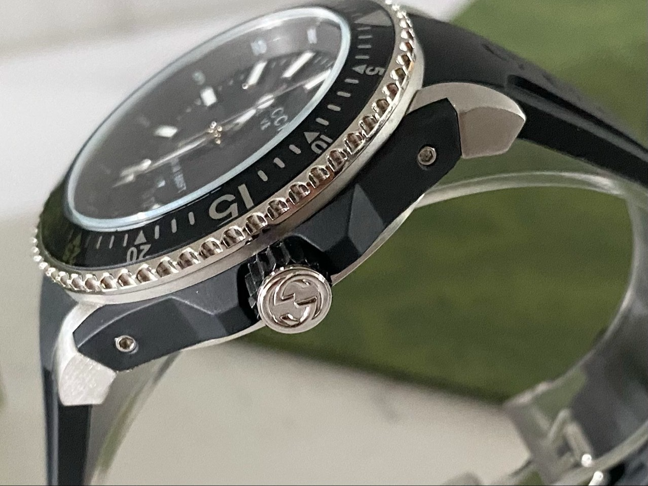 구찌-시계-국내배송 다이브 아날로그 쿼츠 블랙 다이얼 블랙 40mm