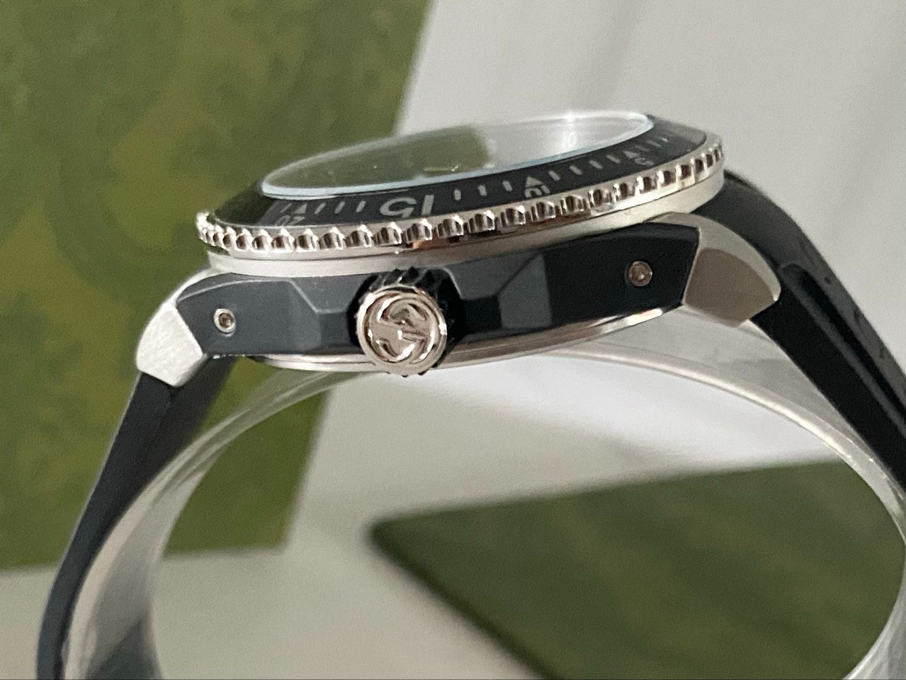 구찌-시계-국내배송 다이브 아날로그 쿼츠 블랙 다이얼 블랙 40mm