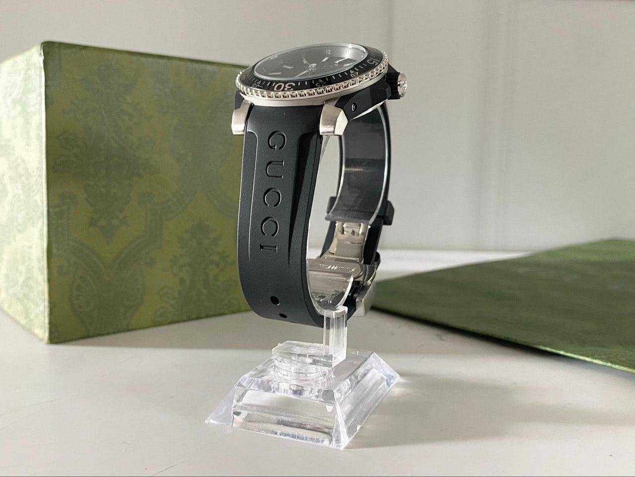 구찌-시계-국내배송 다이브 아날로그 쿼츠 블랙 다이얼 블랙 40mm