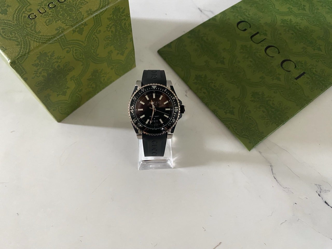 구찌-시계-국내배송 다이브 아날로그 쿼츠 블랙 다이얼 블랙 40mm
