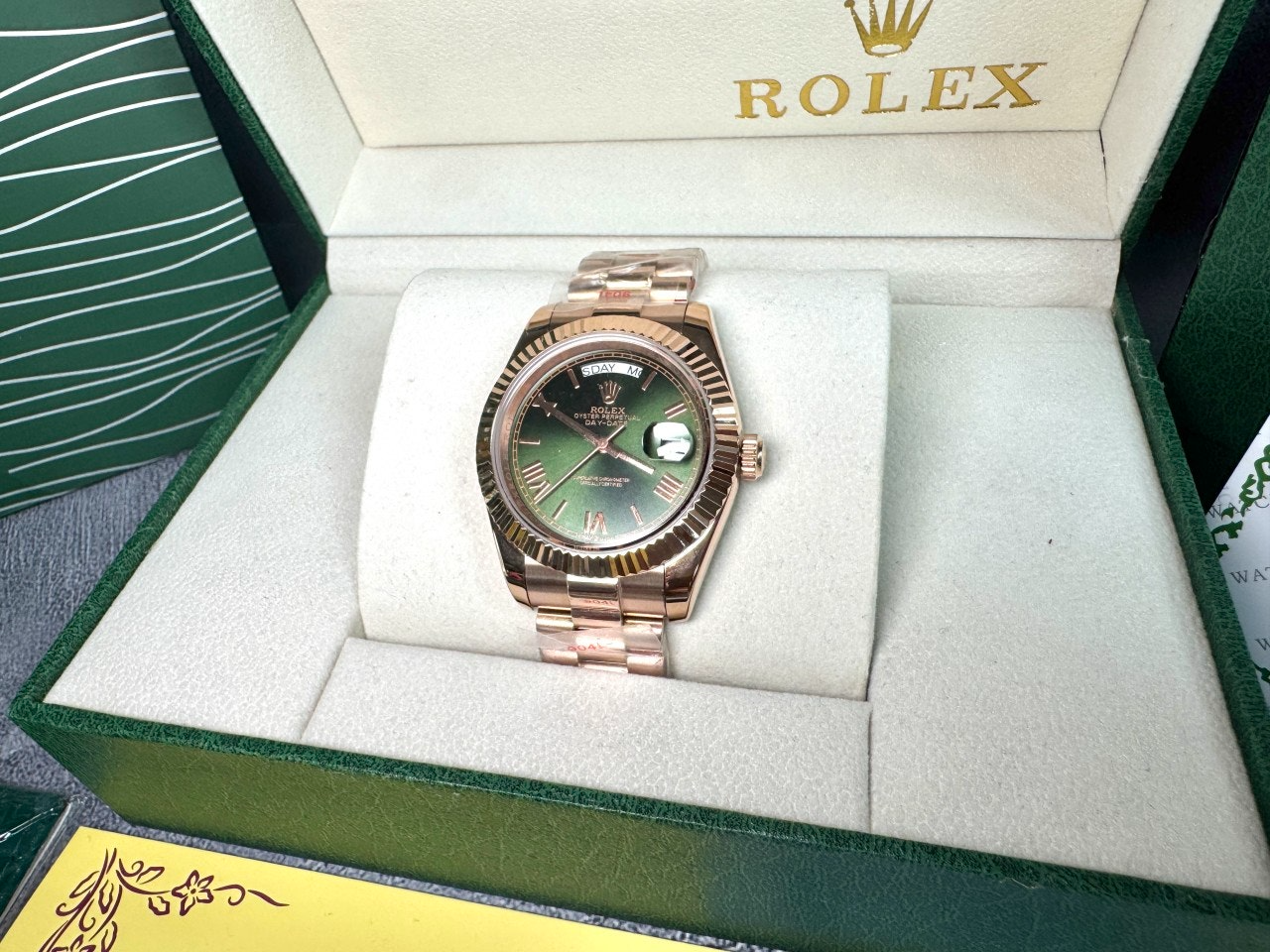 롤렉스-시계-국내배송 데이데이트 40mm 올리브그린 로즈골드