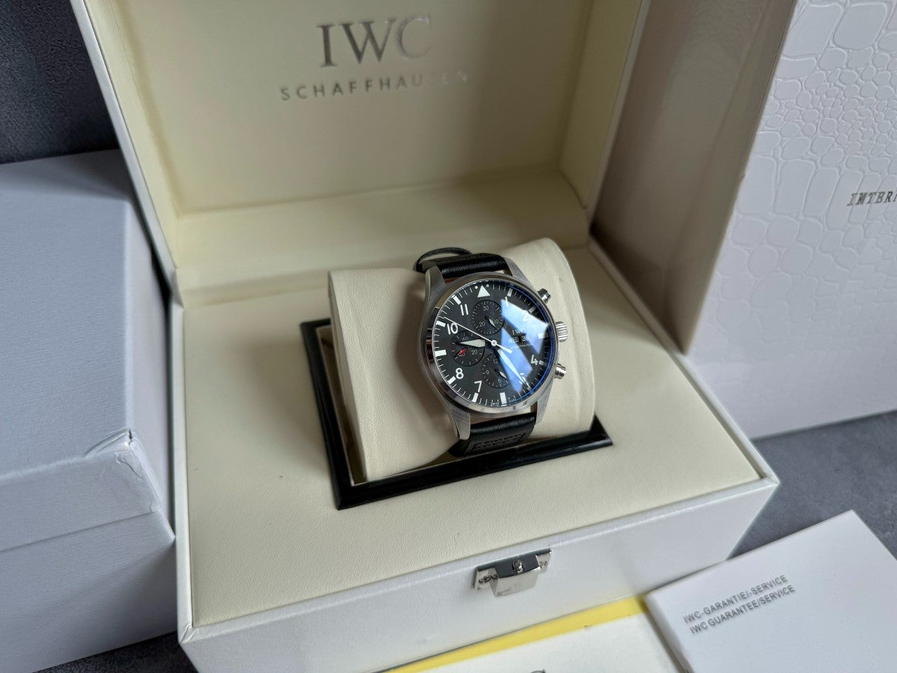 IWC-시계-국내배송 파일럿 워치 크로노그래프 41mm 블랙