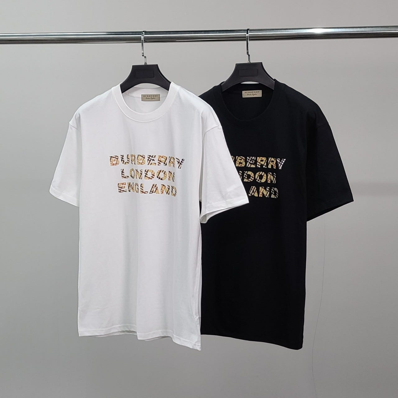 버버리-상의-국내배송 마스트레터링 코튼 반팔티