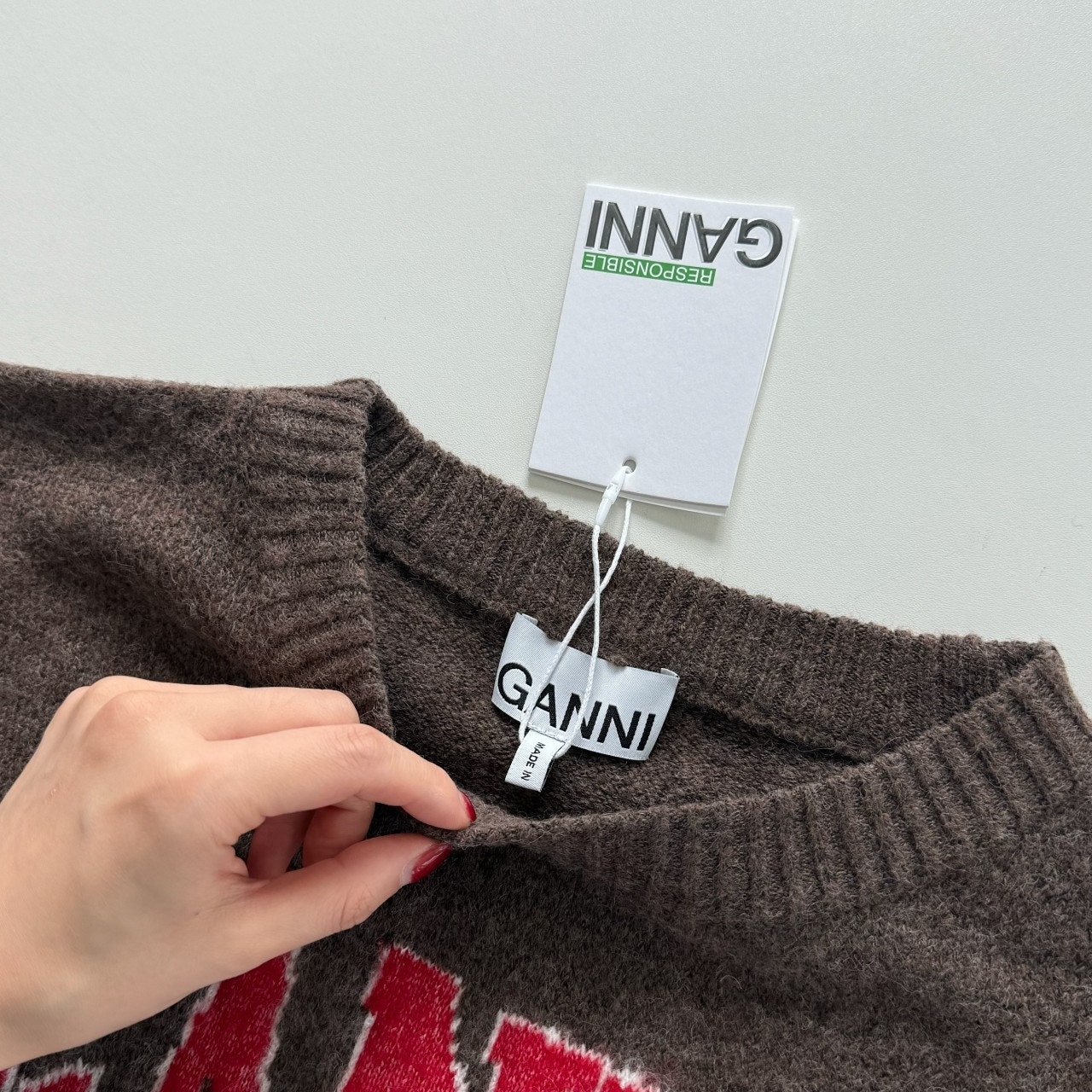 가니-상의-국내배송 체리 자카드 니트