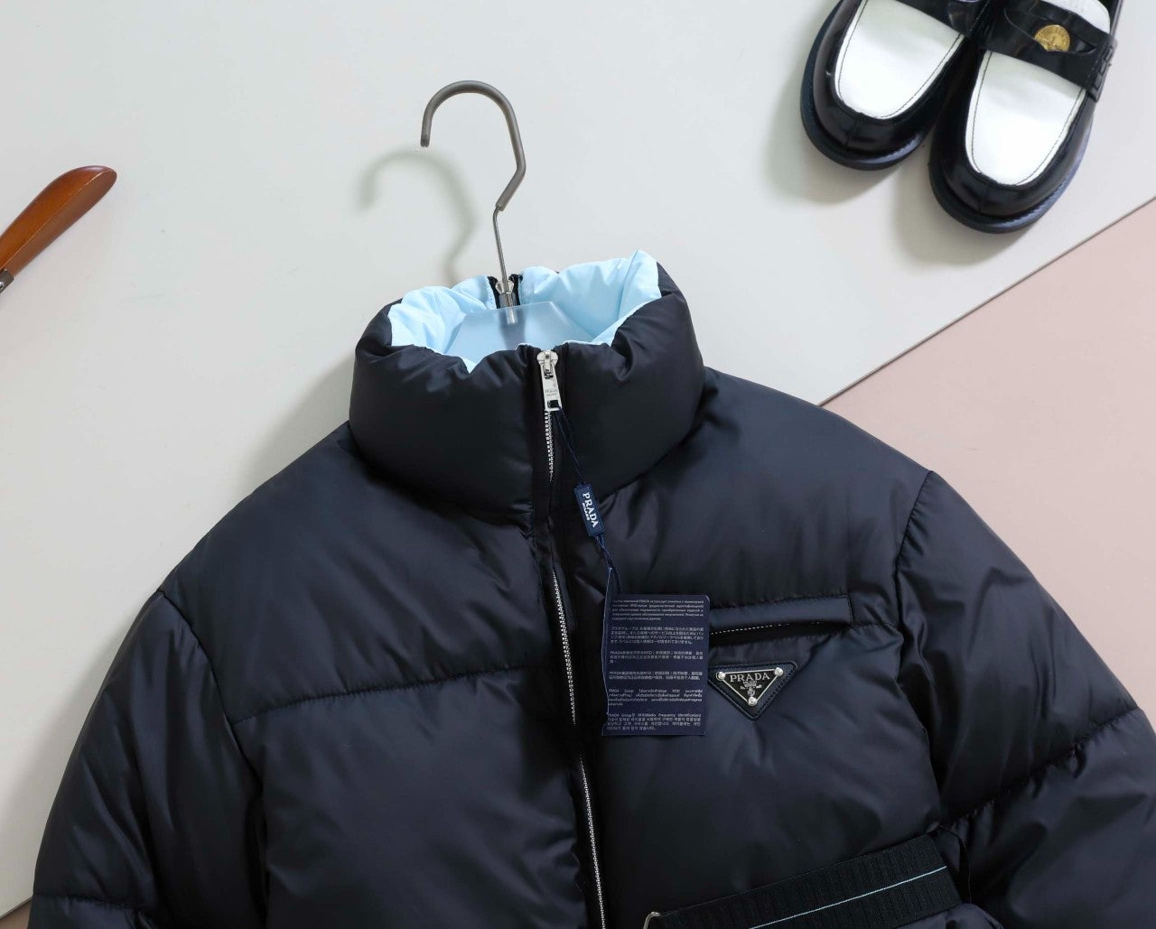 프라다-상의-국내배송 리나일론 삼각로고 개버딘 후드 다운 코트 패딩