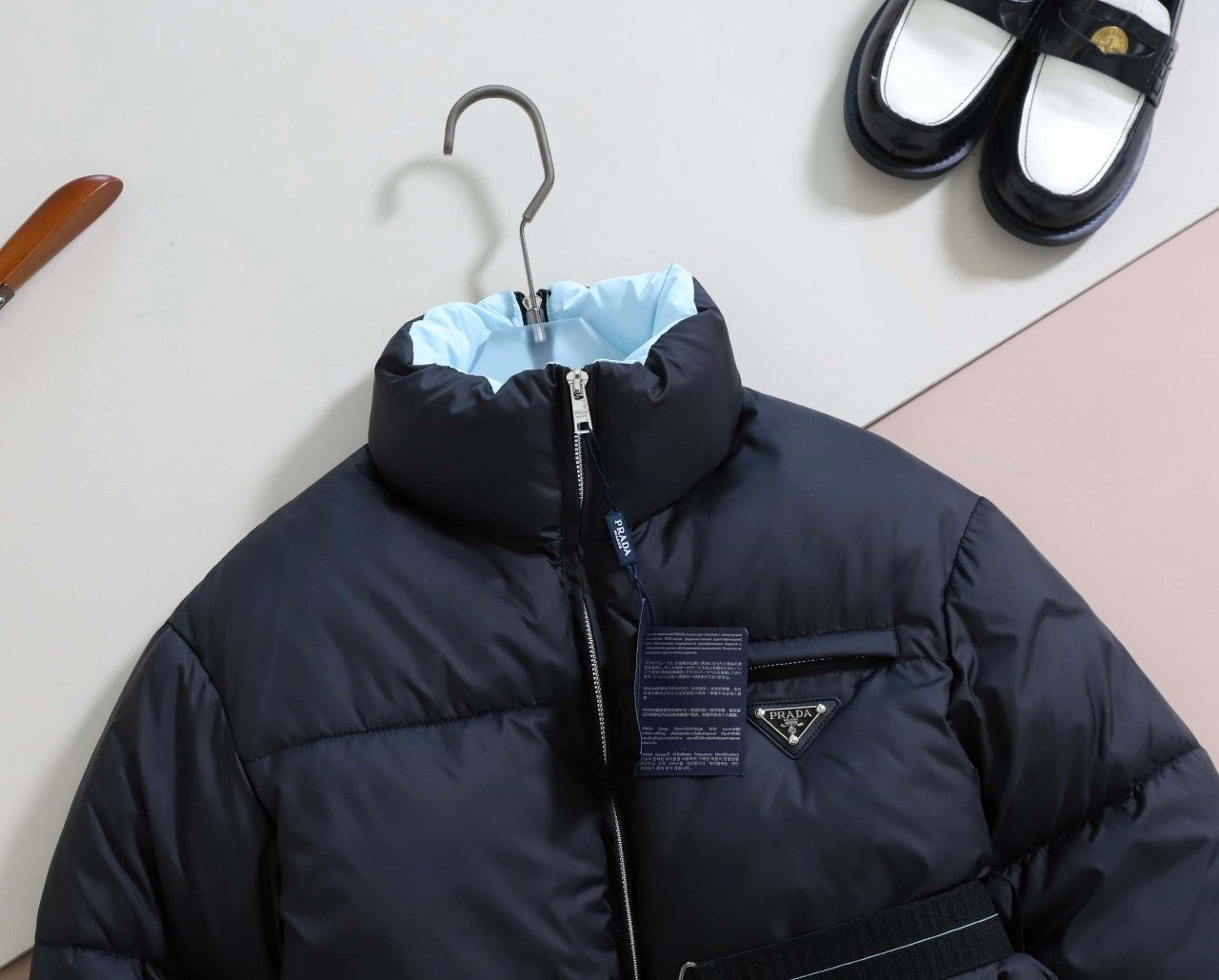 프라다-상의-국내배송 리나일론 삼각로고 개버딘 후드 다운 코트 패딩
