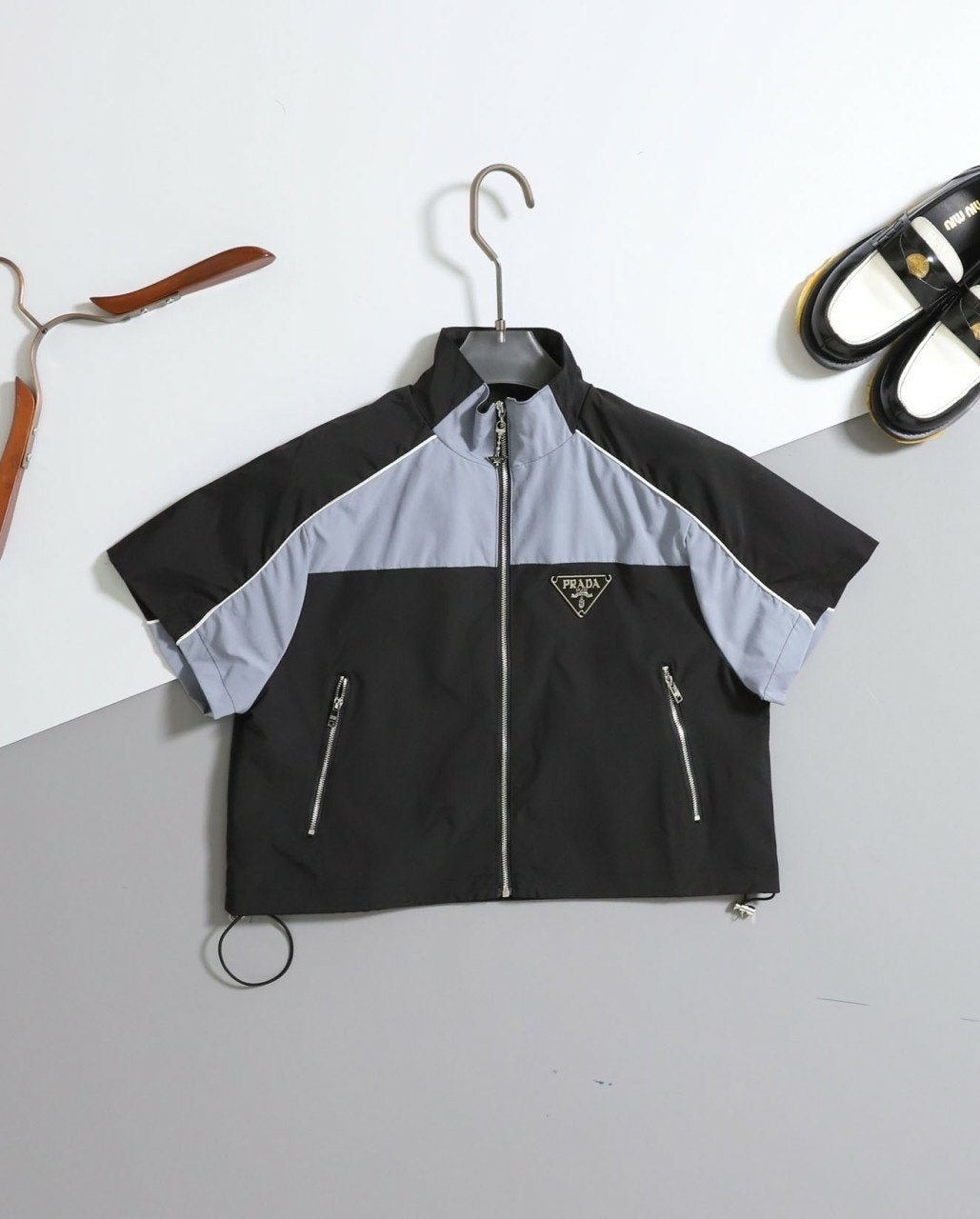 프라다-세트-국내배송 삼각로고 컴피 우븐 자켓 & 스커트 세트 -블랙-