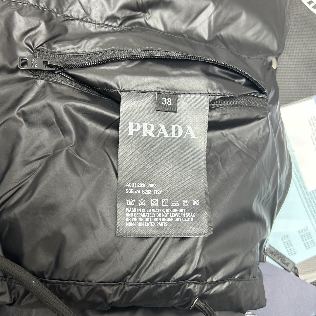 프라다-상의-해외배송 삼각로고 리나일론 크롭 패딩(조끼분리)