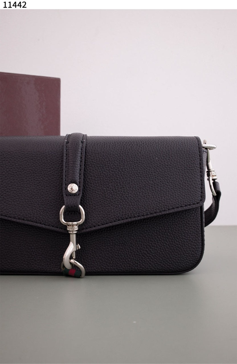 구찌-가방-국내배송 Small crossbody bag with hook closure