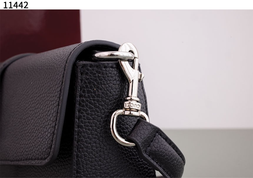 구찌-가방-국내배송 Small crossbody bag with hook closure