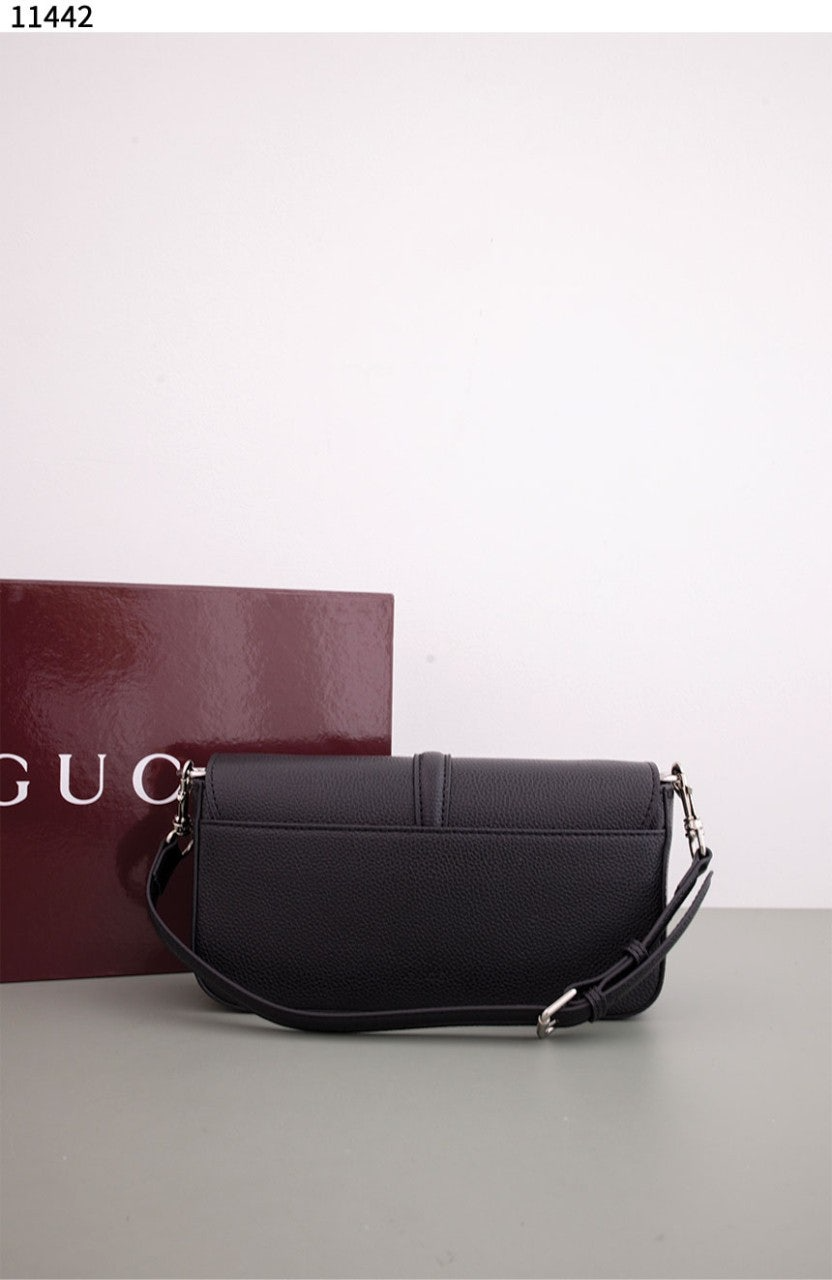 구찌-가방-국내배송 Small crossbody bag with hook closure