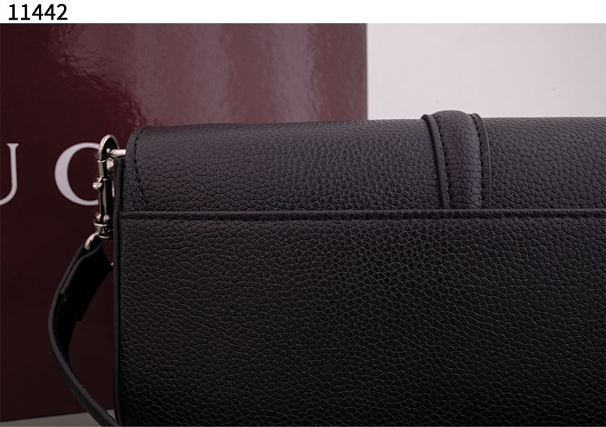 구찌-가방-국내배송 Small crossbody bag with hook closure