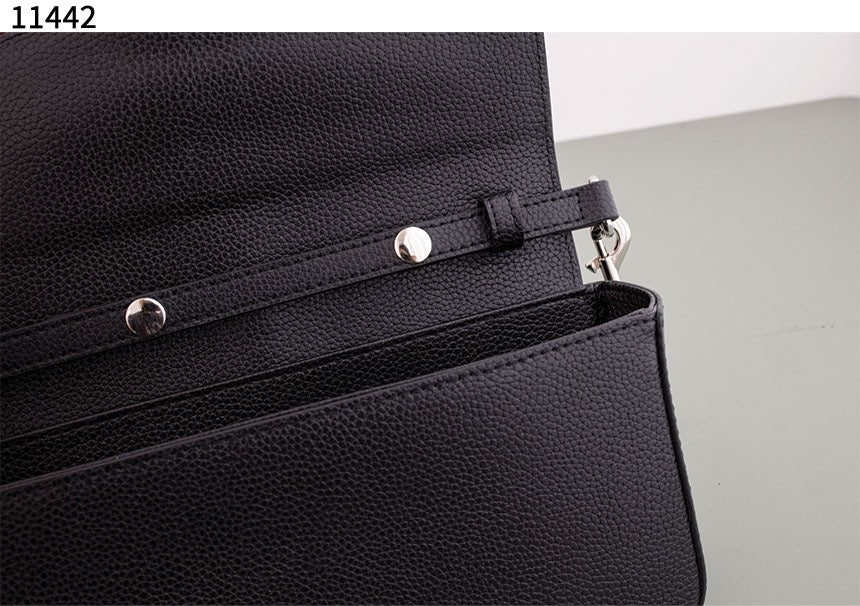 구찌-가방-국내배송 Small crossbody bag with hook closure
