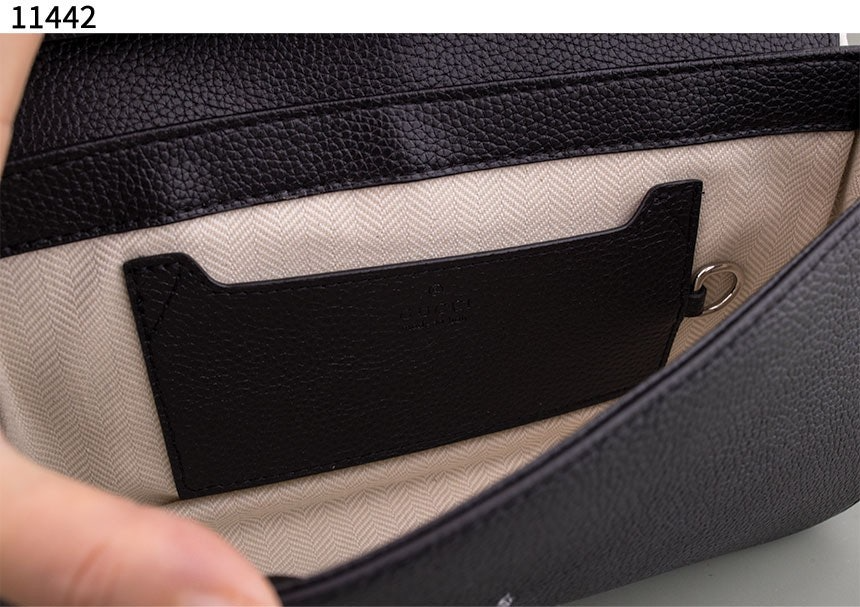 구찌-가방-국내배송 Small crossbody bag with hook closure