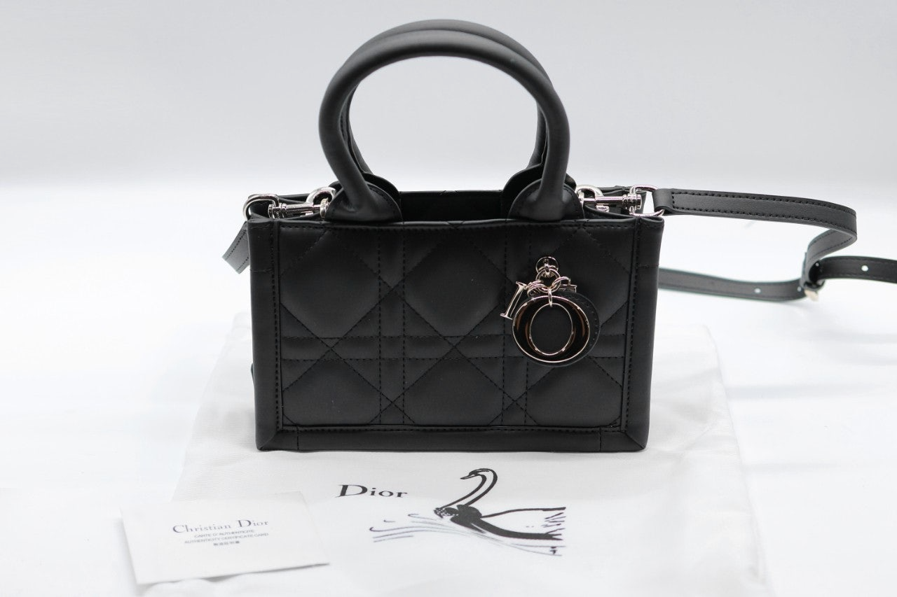 디올-가방-국내배송 북토트 미니 레더 레이디 Dior 까나쥬 크로스백