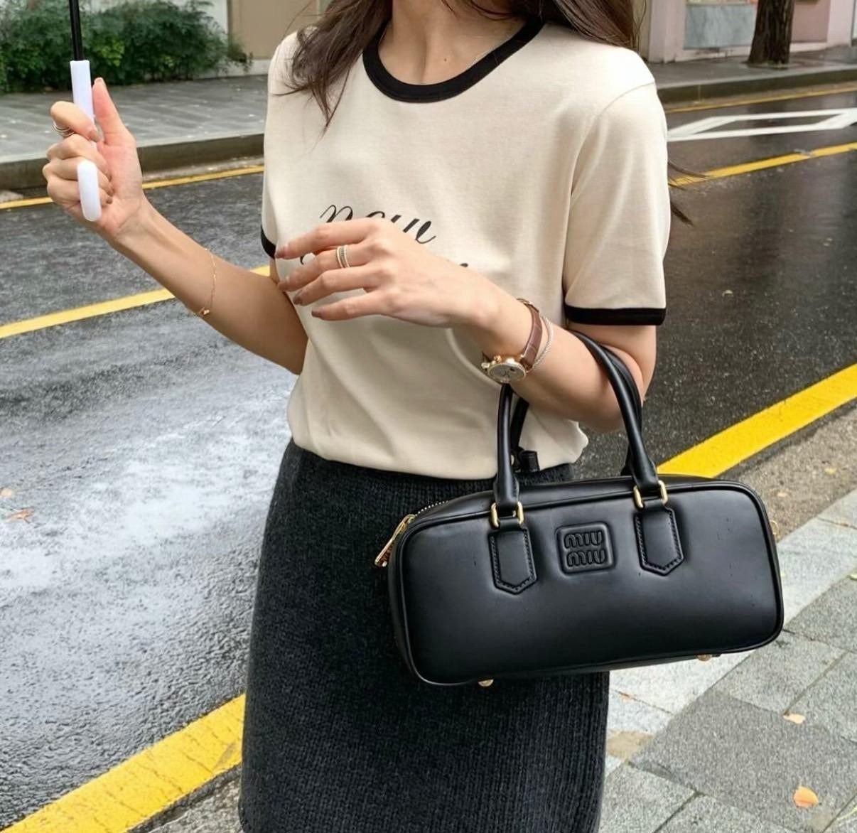 미우미우-가방-국내배송 아르카디 레더 토트백 라지➕백참