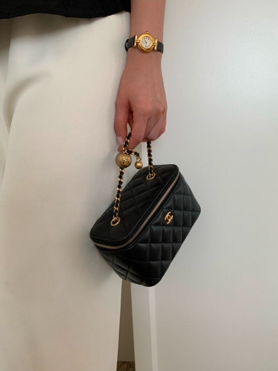 샤넬-가방-국내배송 골드볼 직사각 베니티백 램스킨 블랙 금장
