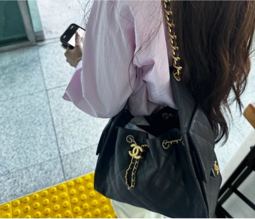 샤넬-가방-국내배송 25 미디엄 백팩 그레인드 카프스킨 금장 블랙