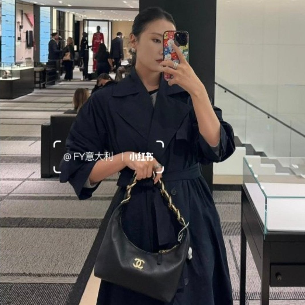 샤넬-가방-국내배송 25k 호보백 블랙 골드 메탈