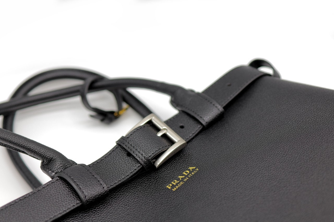프라다-가방-국내배송 버클 레더 핸드백
