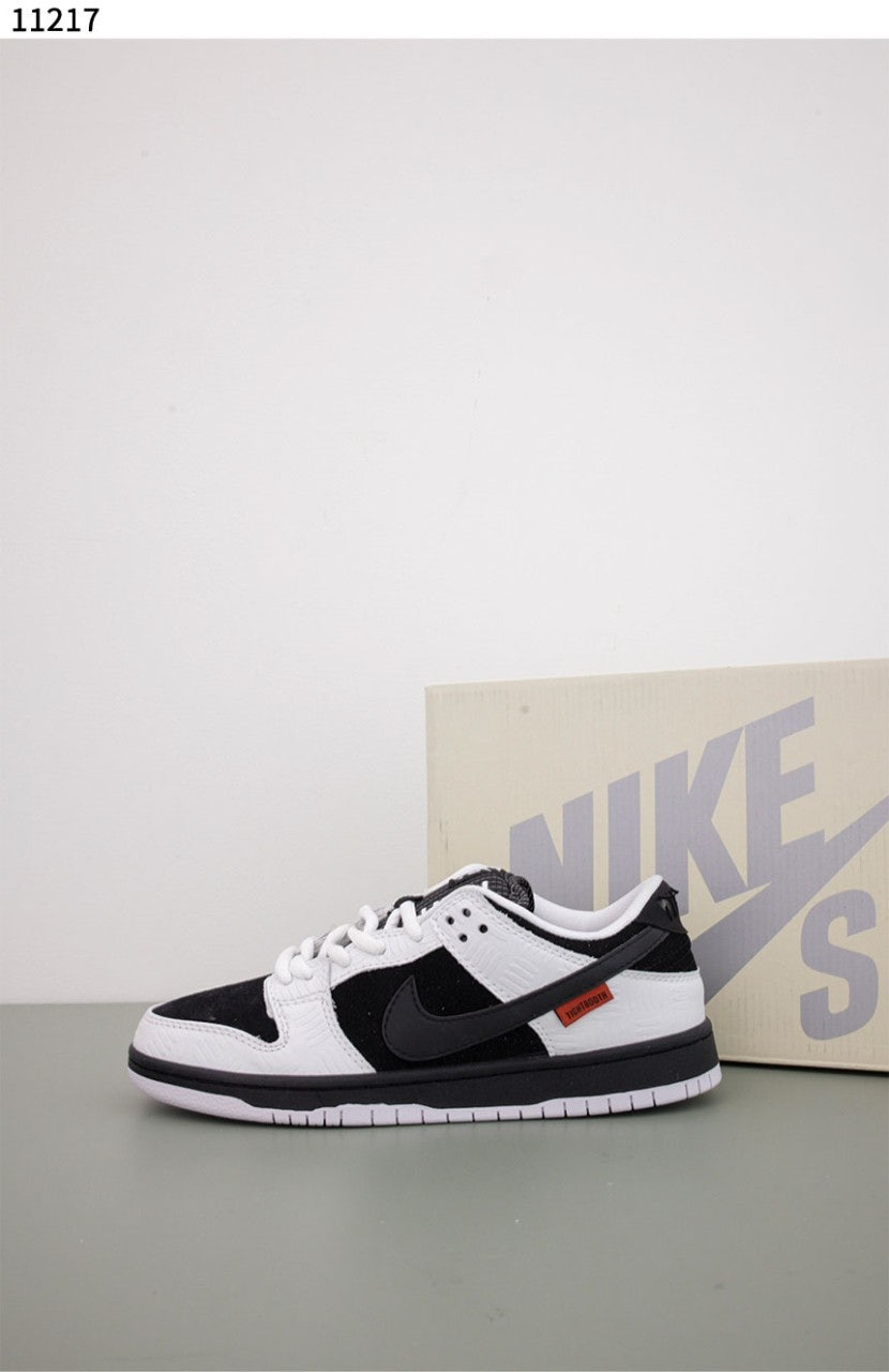 나이키-신발-국내배송 Tightbooth SB Dunk Low Pro Black and White