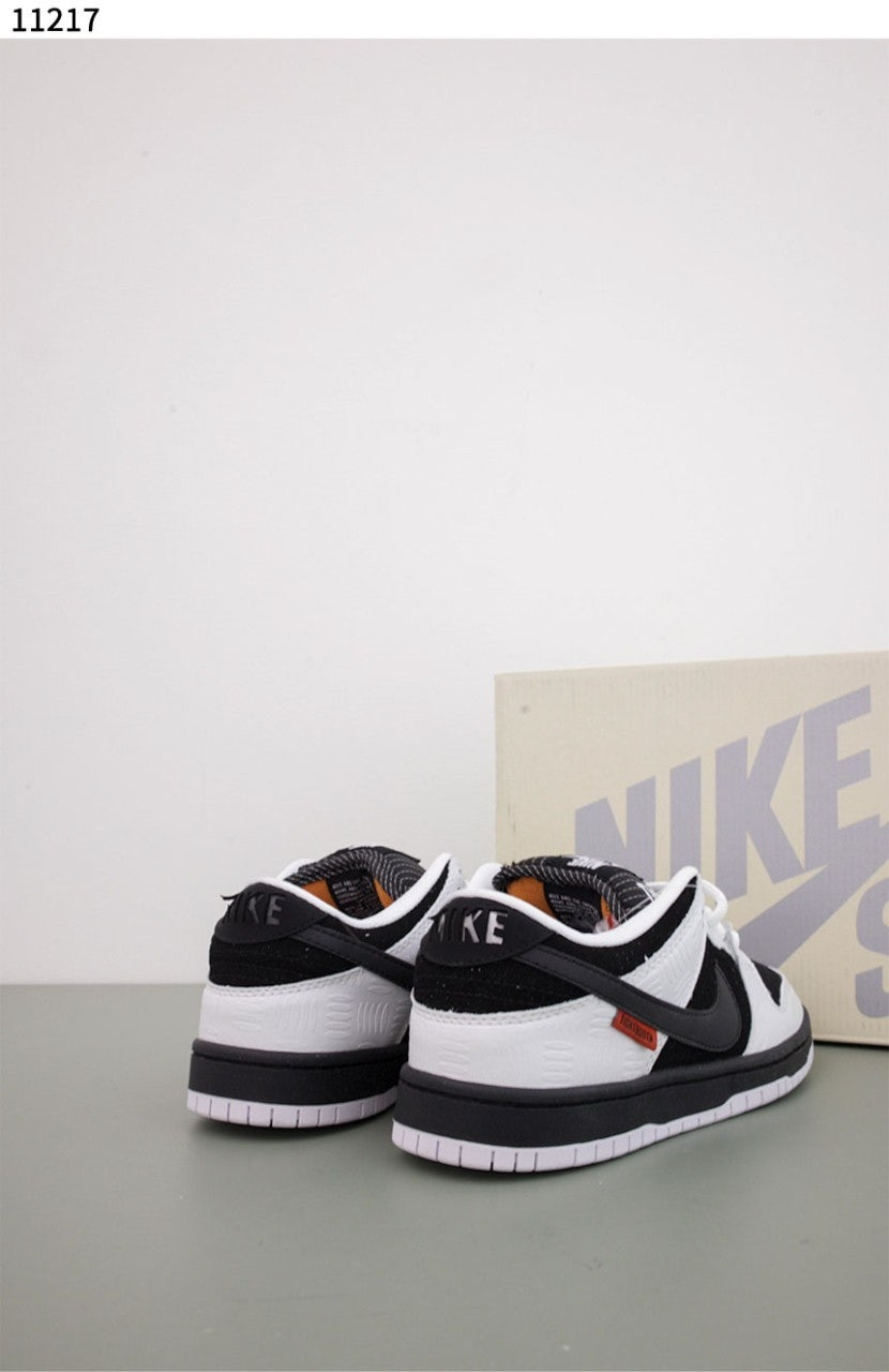 나이키-신발-국내배송 Tightbooth SB Dunk Low Pro Black and White