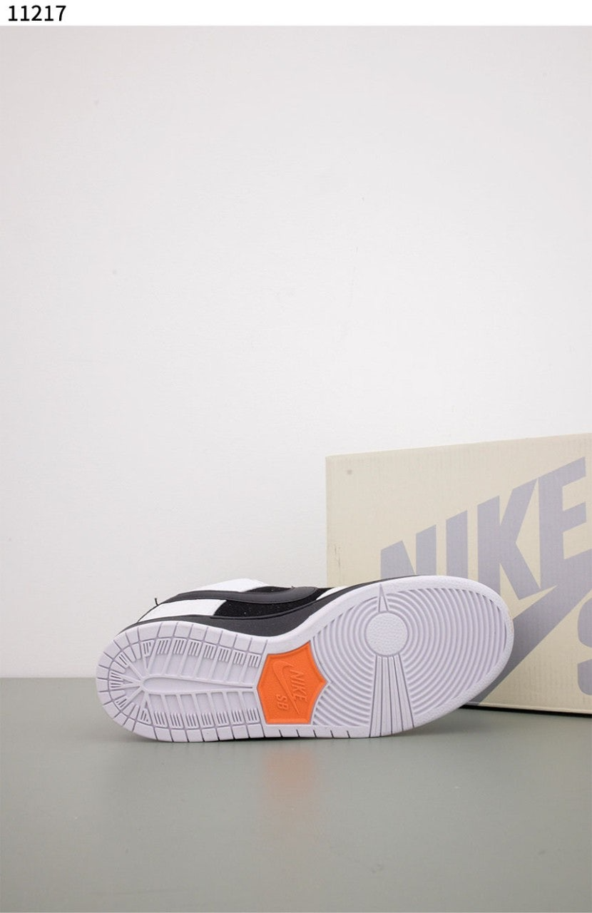 나이키-신발-국내배송 Tightbooth SB Dunk Low Pro Black and White