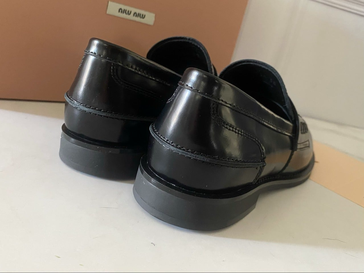 미우미우-신발-국내배송 브러쉬드 가죽 페니 로퍼