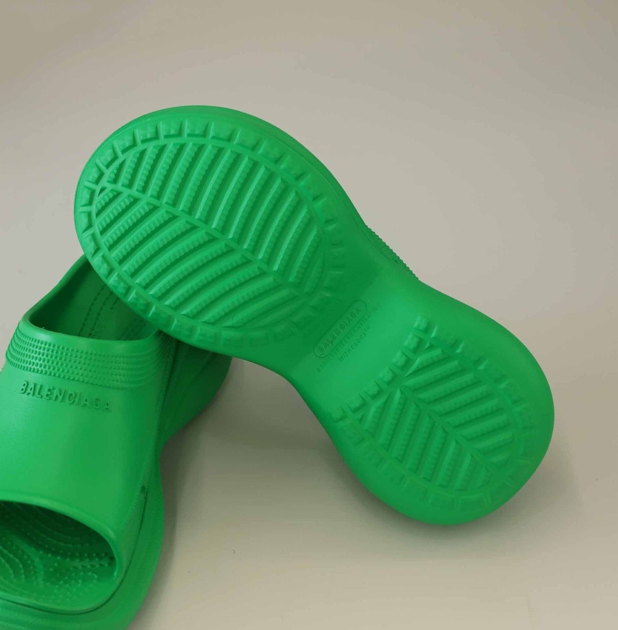 발렌시아가-신발-국내배송 여자 샌드풀 Crocs 러버
