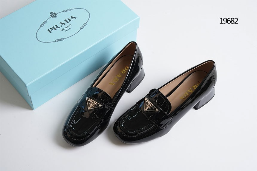 프라다-신발-국내배송 삼각로고 페이턴트 레더 로퍼